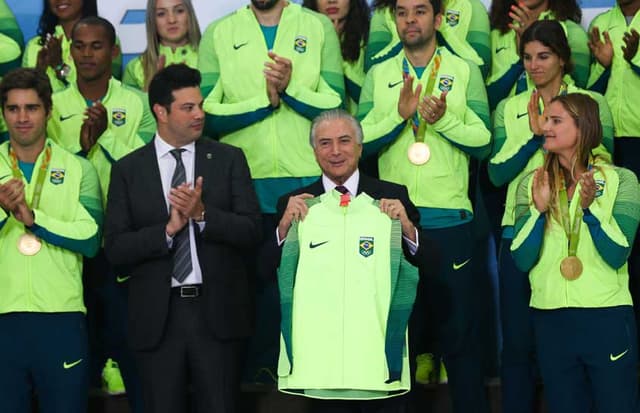 Michel Temer ganhou agasalho utilizado pelo Brasil na Rio-2016<br>​