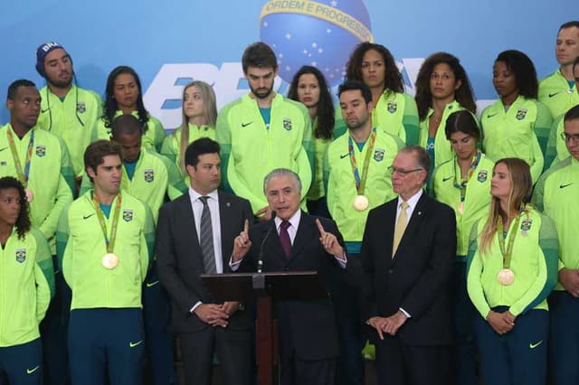 O presidente em Exercício Michel Temer, recebe os atletas olímpicos no palácio do planalto