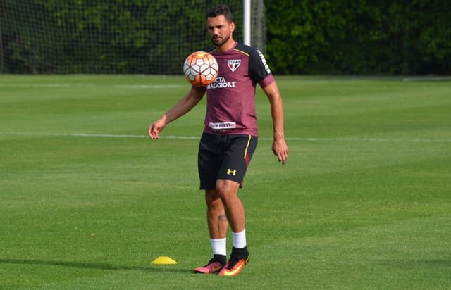 Gilberto perdeu o jogo contra o Coritiba por dores na panturrilha direita