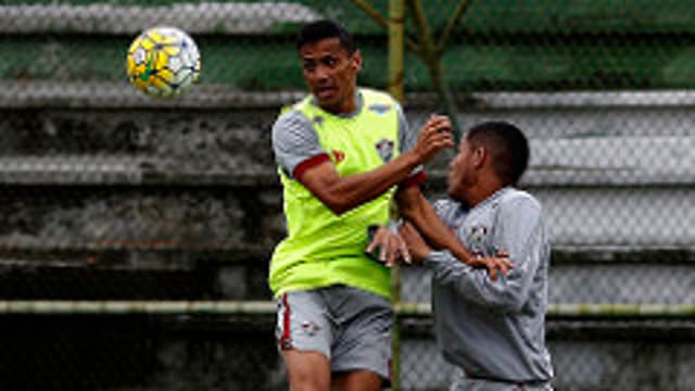 Cícero disputa bola durante o treino do Tricolor (Foto: Nelson Perez/Fluminense F.C.)