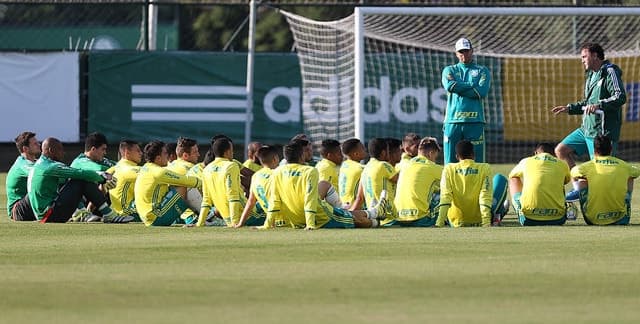 Cuca reúne o elenco na Academia de Futebol. Verdão pensa grande para o restante da temporada