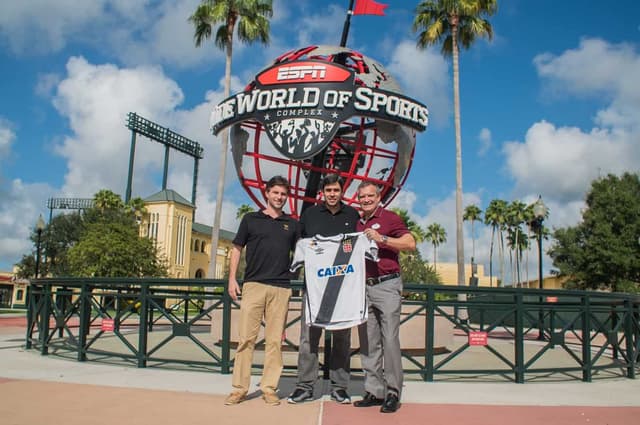 Eurico Ângelo, assessor especial da presidência do Vasco, posa ao lado de Ricardo Villar, CEO da Florida Cup (e), e Patrick Dicks, diretor da Disney Sports (d) (Foto: Divulgação)