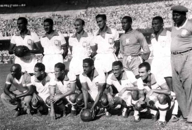 1954 - Baltazar, o terceiro agachado da direita para a esquerda, fez cinco gols em quatro jogos nas Eliminatórias