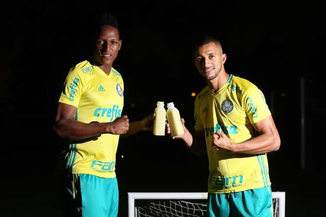 Parceiros dentro e fora de campo, Mina e Vitor Hugo posaram para o LANCE!