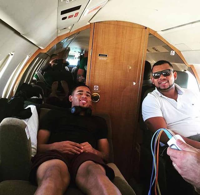 Gabriel Jesus viaja no avião de Paulo Nobre acompanhado de seu irmão Felipe na quarta-feira&nbsp;