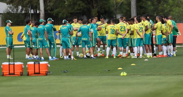 Elenco reunido nessa terça na Academia de Futebol