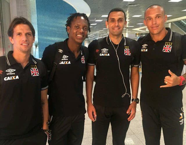 Jogadores do Vasco embarcam no aeroporto