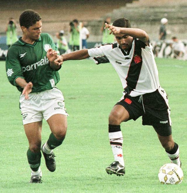 Após se destacar no Coritiba, o meia Alex foi contratado pelo Palmeiras em 1997