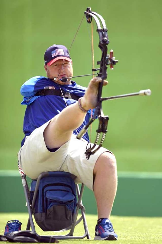 O norte-americano Matt Stutzman, o arqueiro sem braços, se prepara para competir