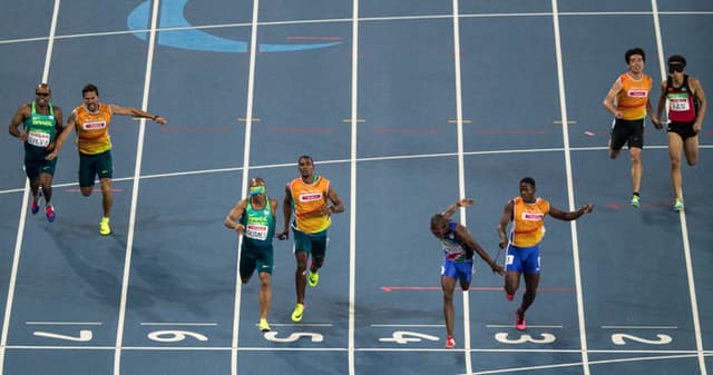 O momento em que Ananias Shikongo, da Namíbia, cruza linha de chegada nos 200m. Brasil teve pódio duplo&nbsp;