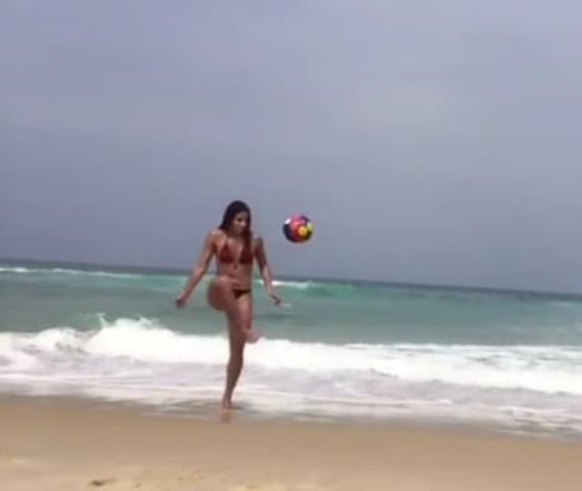 Ingrid Oliveira faz 'altinha' na praia