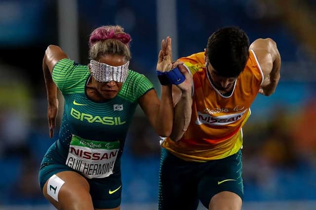 Terezinha Guilhermina e seu guia, Rafael Lazarini: pódio na despedida do Rio 2016.