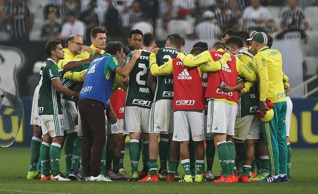 Jogadores e comissão técnica do Palmeiras se reúnem depois da vitória no Dérbi