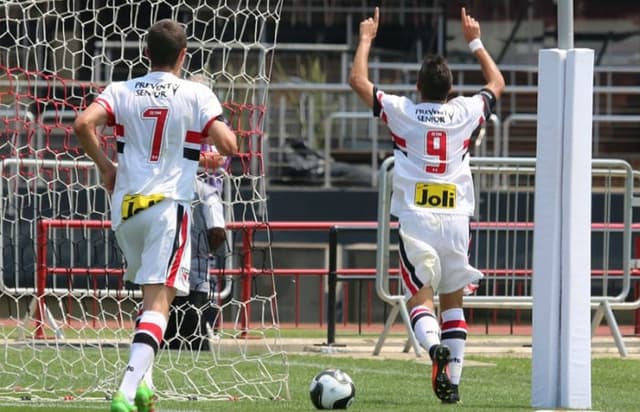 Pedro, com a 9, desceu do profissional para a decisão deste domingo