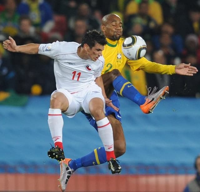 Mark González e Maicon - Brasil x Chile 2010