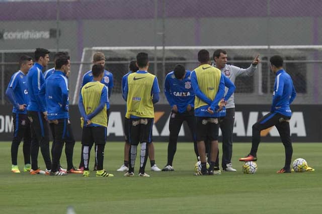 Fábio Carille comandando treino do Corinthians