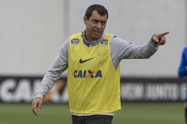 Fábio Carille orientando a equipe em treino