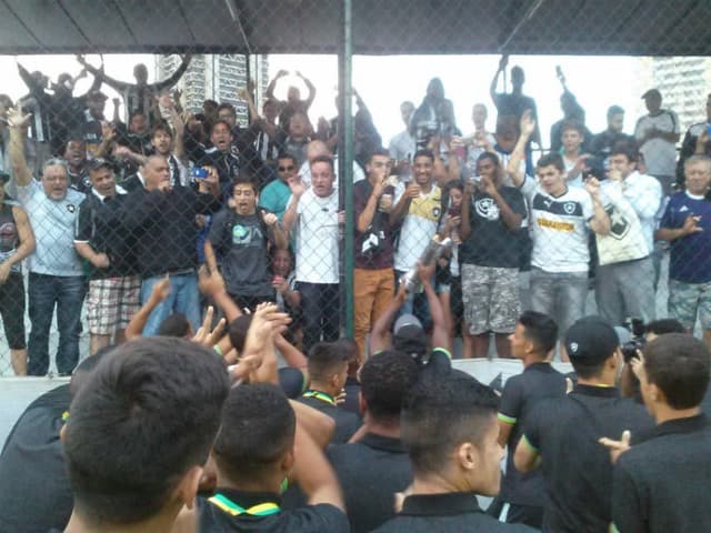 Jogadores foram ao encontro da torcida