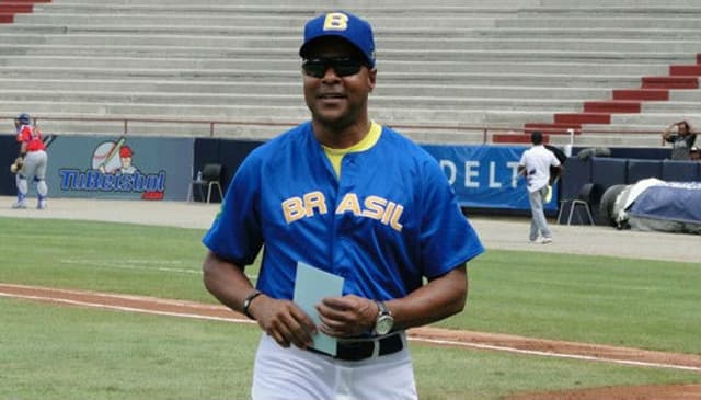 O americano Barry Larkin, eleito para o Hall da Fama do beisebol em 2012, é o treinador do Brasil (Foto: Reprodução)