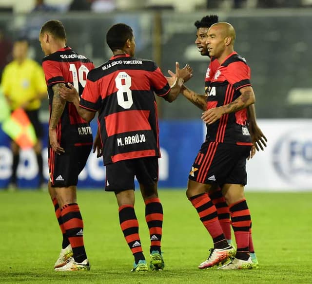 Flamengo vence e abre vantagem nas oitavas da Sul-Americana<br>