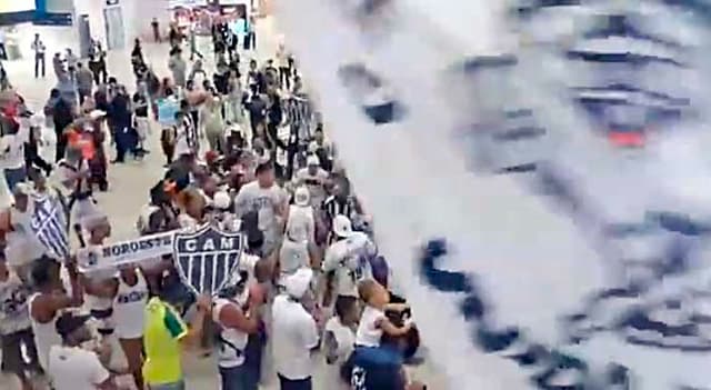 Após classificação, torcida recebe time no aeroporto: "Vamos, Galo, ganhar o Brasileiro"