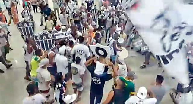 Após classificação, torcida recebe time no aeroporto: "Vamos, Galo, ganhar o Brasileiro"