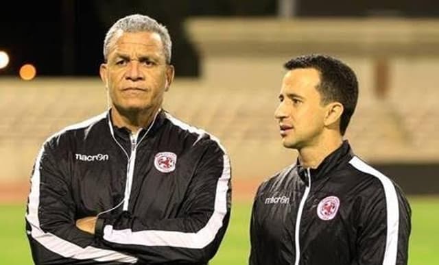 Técnico Hélio dos Anjos (à esquerda) e o preparador físico Anderson Nicolau, do Al-Faisaly