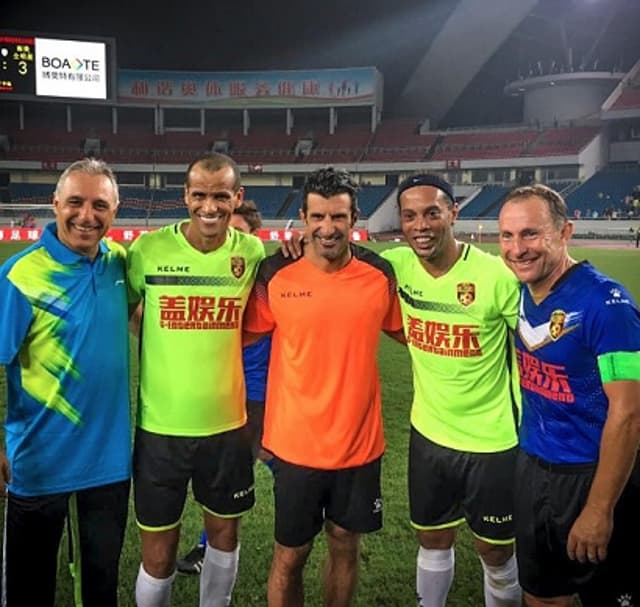 Ronaldinho posta foto com Rivaldo, Figo, Stoichkov e Papin.