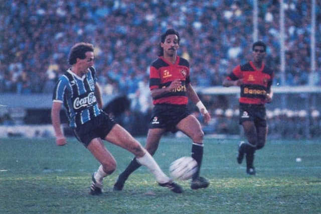 1989 - Na primeira edição da Copa do Brasil, Cuca conduziu o Grêmio a conquistar o caneco. Fez gol do título contra o Sport