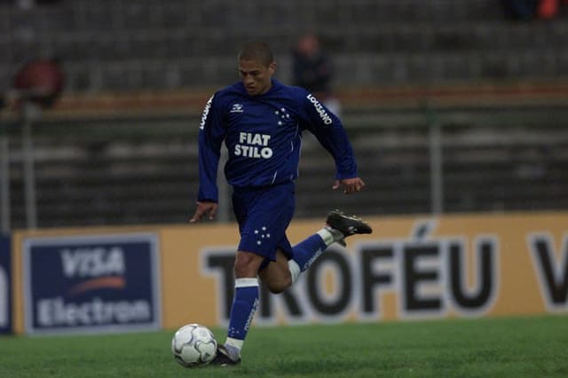 2003 - Alex conduziu o Cruzeiro ao título da Copa do Brasil. Tríplice Coroa da Raposa