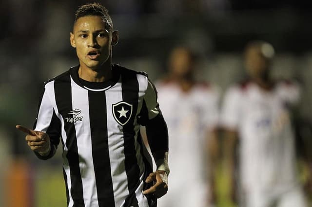 Neilton, do Botafogo, recebeu a nota 7,5 da equipe do LANCE!