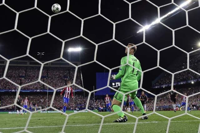 Manuel Neuer observa a bola em um perigoso golpe de vista na derrota do seu Bayern para o Atlético de Madrid