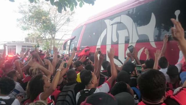 Nos braços do povo, ônibus rubro-negro entra na pista do aeroporto