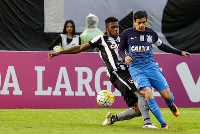 Fagner em ação contra o Botafogo