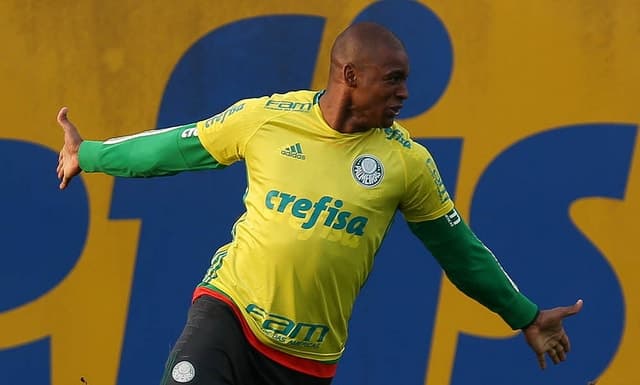 Jailson brilha no rachão e faz três gols