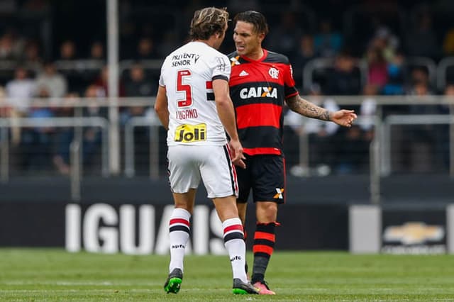 Lugano e Guerrero discutindo no último encontro entre os dois, ano passado, no Morumbi