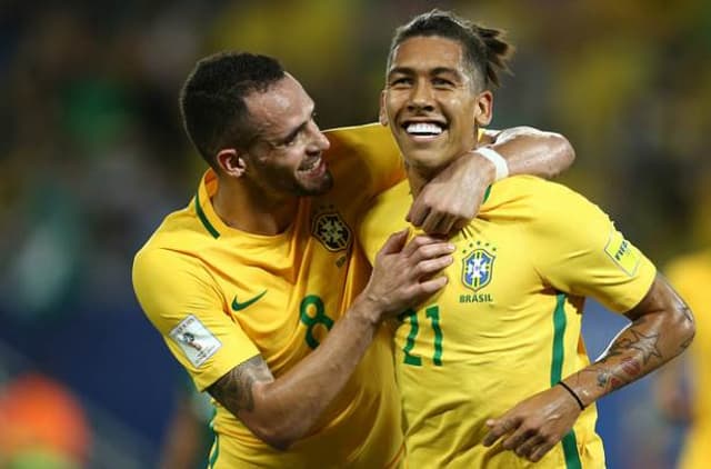 Firmino comemora com Renato Augusto no Brasil x Bolívia