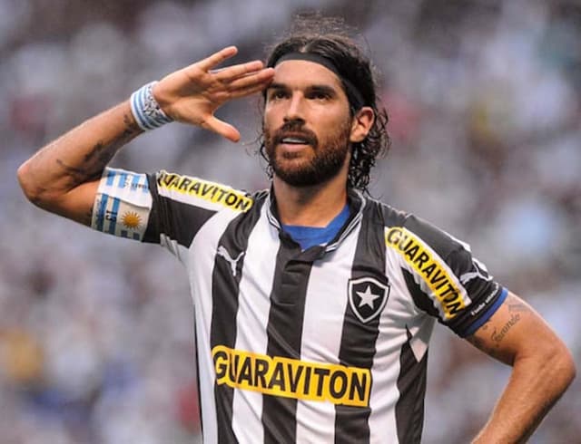 Com Copa do Mundo no currículo e passagem marcante no Botafogo, Loco Abreu volta ao Rio para defender o Bangu