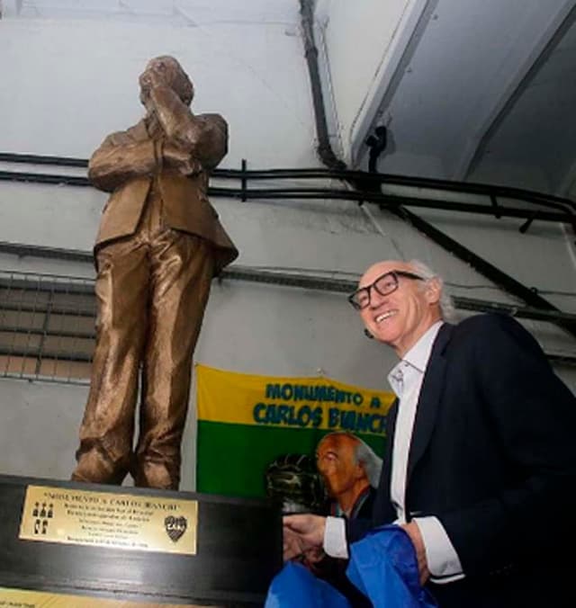 O recorde de títulos conquistados por um técnico na Copa Libertadores pertence ao argentino Carlos Bianchi. Foram quatro taças, a primeira com o Vélez Sarsfield, em 1994, e outras três com o Boca Juniors, em 2000, 2001 e 2003.