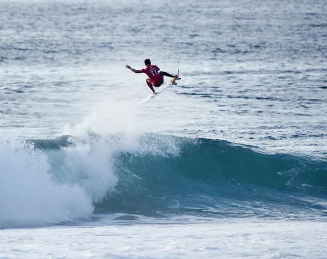 Filipe Toledo (Foto: WSL/Damien Poullenot)