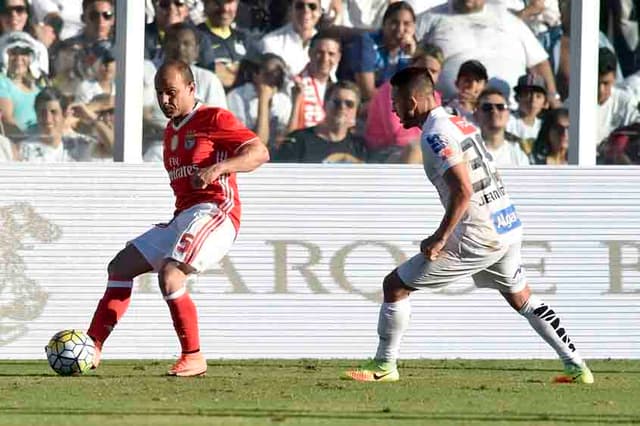 Léo primeiro vestiu a camisa do Benfica no amistoso&nbsp;