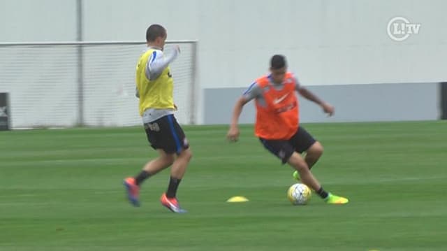 Fecha a perna! Arana aplica linda caneta em treino do Corinthians