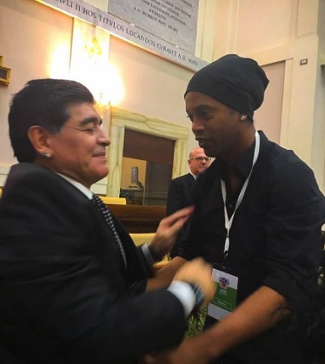 Ronaldinho encontra Maradona, em Vaticano.