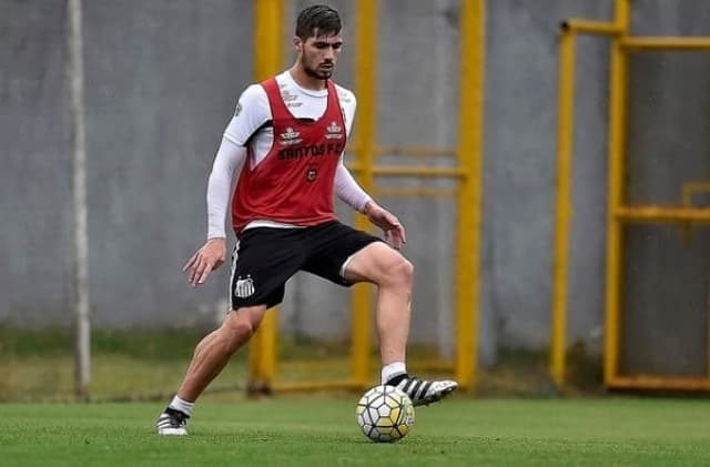 Noguera em treino do Santos