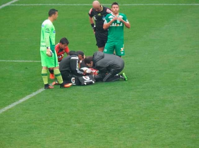 No revés para a Chapecoense, Diego Souza desabou e, após cogitar voltar para etapa final, preferiu não seguir em campo pelo Sport&nbsp;