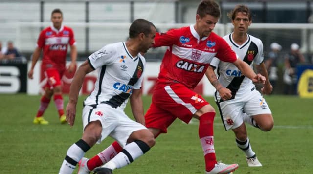 Vasco vacila e perde para o CRB em São Januário