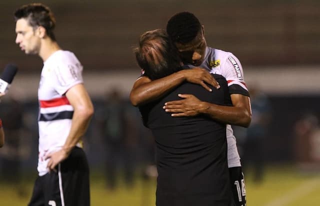 David Neres recebe abraço de Marco Aurélio Cunha no Giulite Coutinho