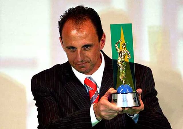 Rogério Ceni recebe prêmio de melhor jogador do Brasileiro de 2006