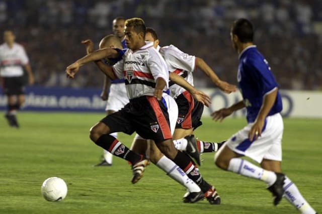 2000:&nbsp;Em sua única decisão de Copa do Brasil, o São Paulo perdeu para o Cruzeiro a final de forma dramática, com gol no fim da partida no Mineirão<br>