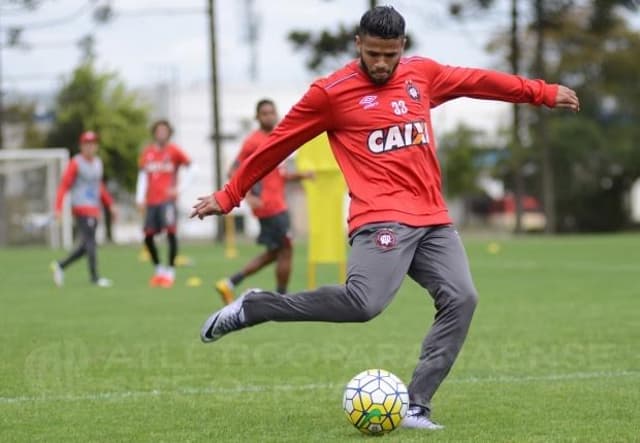 Lateral Léo é um dos destaques do Atlético-PR neste Campeonato Brasileiro